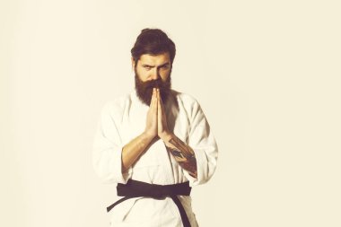 Sakallı karate adam, acımasız beyaz ciddi hipster kimono içinde