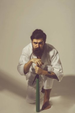 kimono yeşil beysbol sopası ile ciddi karate adam sakallı