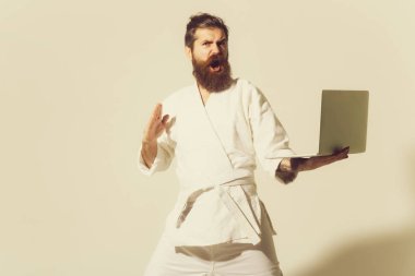 kimono dizüstü bilgisayar ile kızgın karate adam sakallı