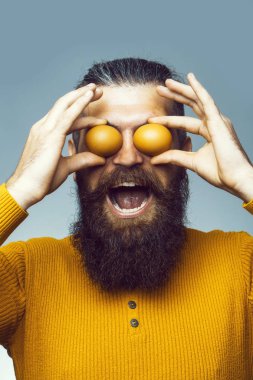 sakallı adam yumurta ile gülümseyen