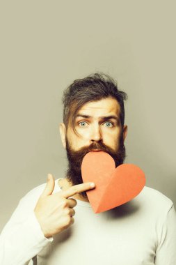 Kağıt kalp ile romantik adam