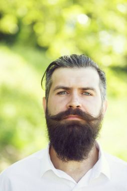 Mavi gökyüzü üzerinde sakallı adam