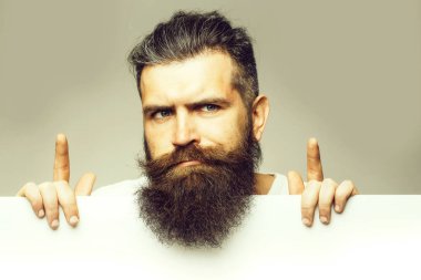 Sakallı thougtful adam kağıt ile