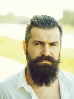 Mavi gökyüzü üzerinde sakallı adam