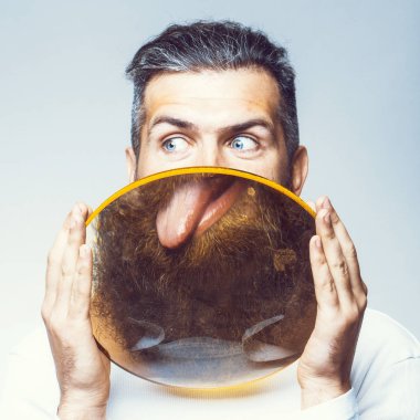 Büyüteç ile sakallı adam