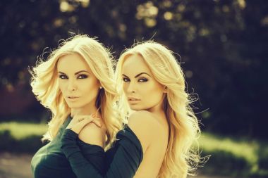 Yeşil elbiseler güzel sarışın kadın