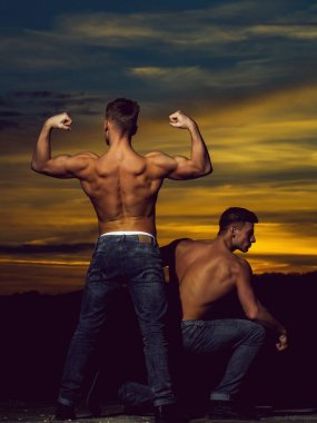 günbatımı kutuları ile kas erkeklerde