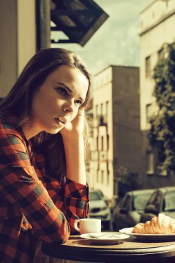 Kafede güzel kız