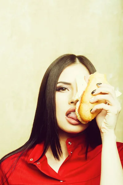 Głodny sexy kobieta Ładna Brunetka zjada sandwich duże lub burger — Zdjęcie stockowe