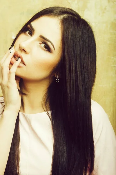 moda makyaj ve uzun saçlı çok seksi kadın yüzü