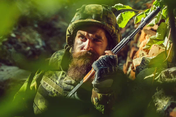 Jovem soldado com arma — Fotografia de Stock