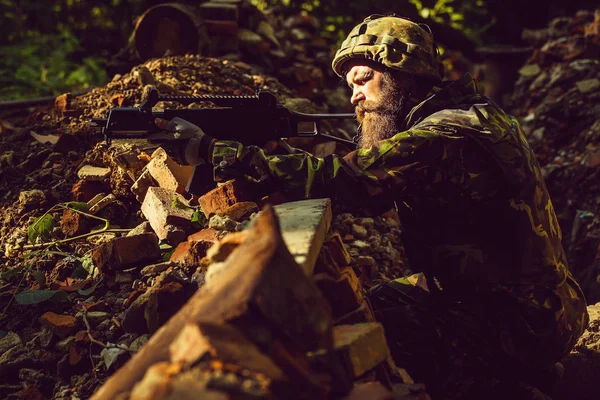 Junger Soldat mit Waffe — Stockfoto