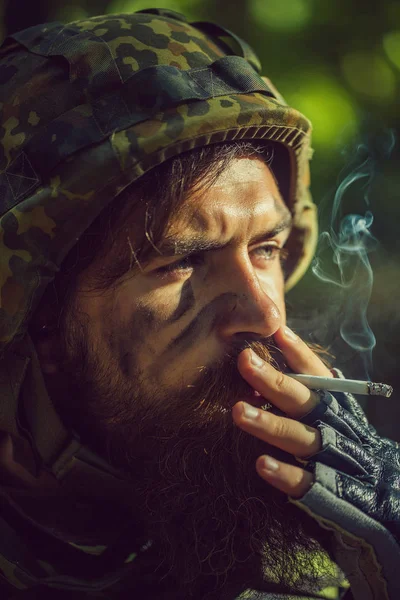 Soldado fumando cigarro — Fotografia de Stock