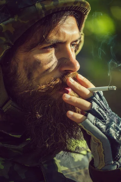 Soldado fumando cigarro — Fotografia de Stock