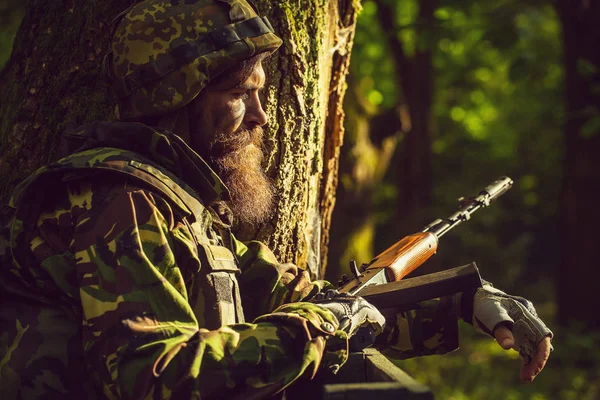 Mladý voják s puškou — Stock fotografie