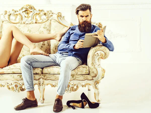 Mann mit sexy Frau auf Couch — Stockfoto