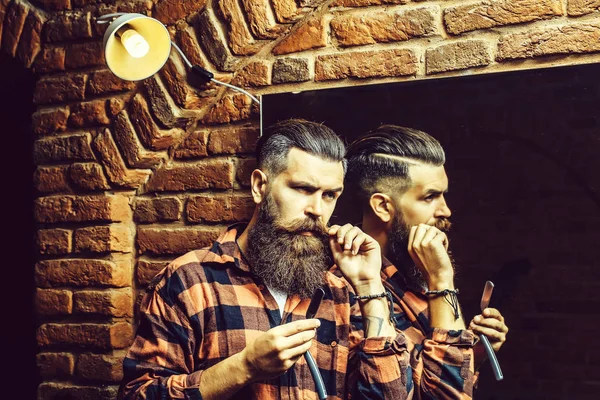 Людина з бритвою біля дзеркала — стокове фото