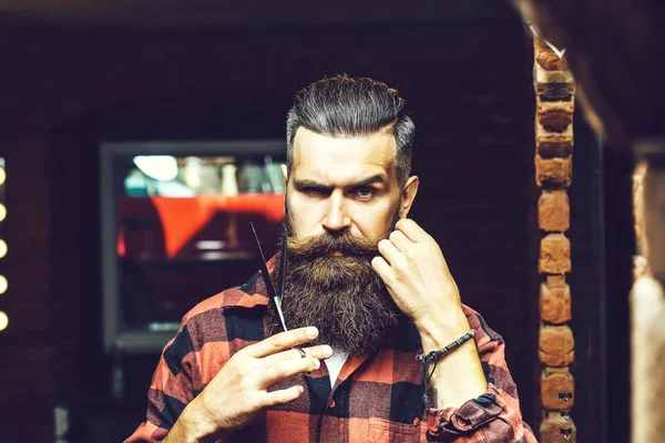 Homem barbudo com tesoura — Fotografia de Stock