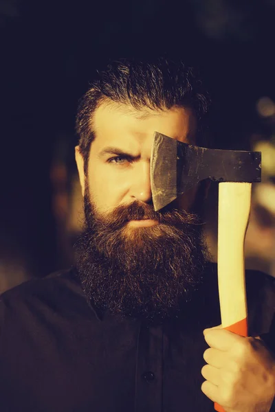 Homem barbudo ao ar livre com machado — Fotografia de Stock