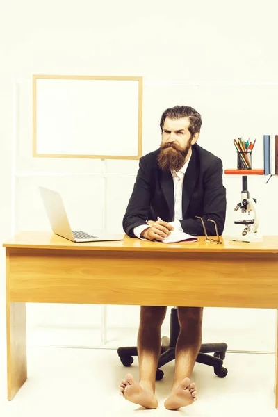 Hombre de negocios guapo con portátil —  Fotos de Stock