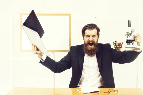 Uomo d'affari arrabbiato con computer portatile — Foto Stock