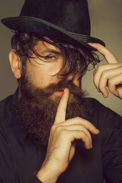 Cavalheiro barbudo em chapéu retro preto — Fotografia de Stock