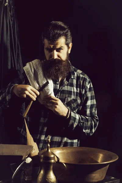 Barba homem barba com navalha — Fotografia de Stock