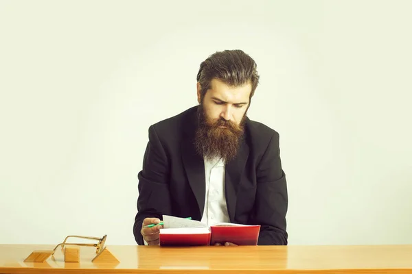 Barbudo hombre profesor en mesa —  Fotos de Stock