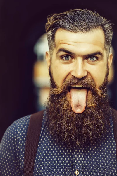 Bonito barbudo homem mostrando língua — Fotografia de Stock