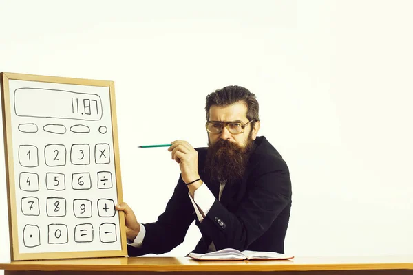 Homme barbu professeur lunettes avec calculatrice — Photo