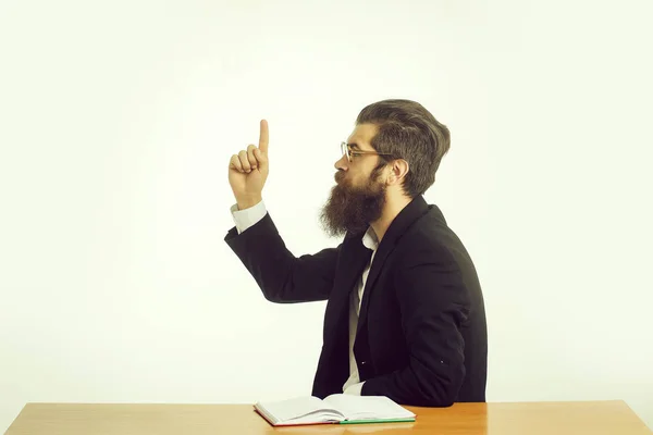 Barbudo hombre profesor en mesa —  Fotos de Stock