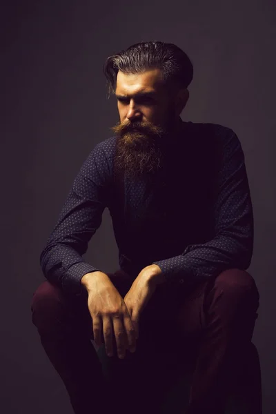 Красивый бородатый модник — стоковое фото