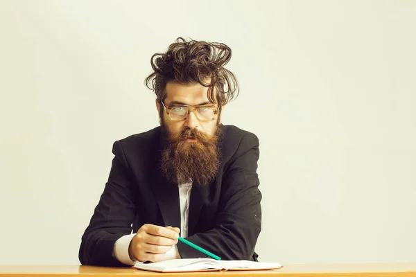 Barbudo hombre profesor en mesa —  Fotos de Stock