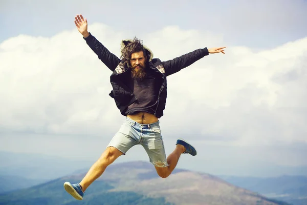 Hombre hipster salta —  Fotos de Stock