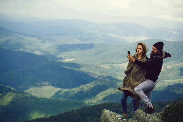 Joven pareja tomar selfie —  Fotos de Stock