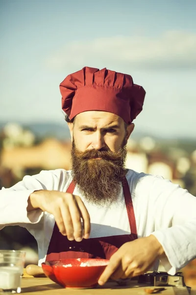 Hombre cocinero chef verter piso — Foto de Stock