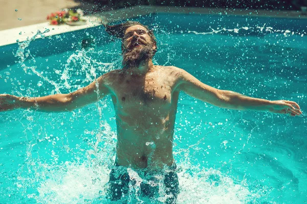 Joven salpicando agua — Foto de Stock