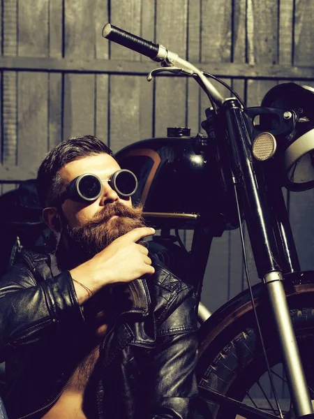 Bebaarde man hipster biker — Stockfoto