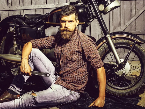 Bebaarde man hipster biker — Stockfoto