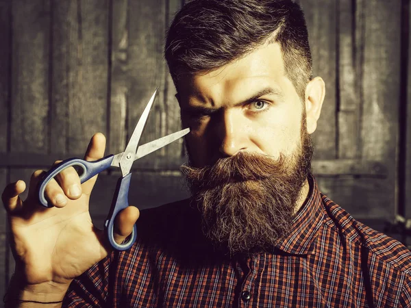 Бородатий чоловік перукар з ножицями — стокове фото