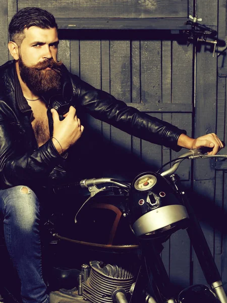 Bebaarde man hipster biker — Stockfoto