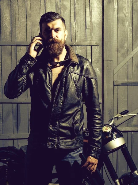 Бородатий чоловік хіпстер байкер — стокове фото
