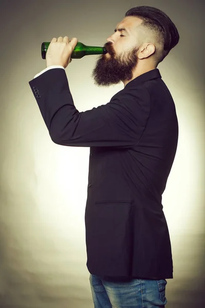 Bearded man with beer bottle — Stock Photo, Image