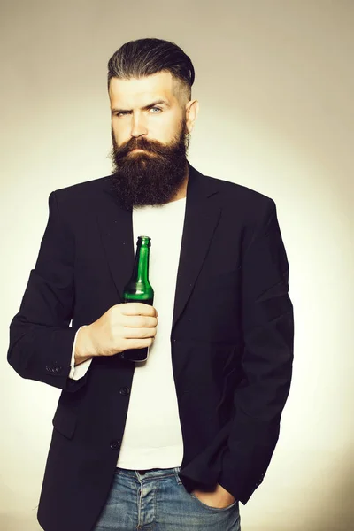 Бородатий чоловік з пляшкою пива — стокове фото