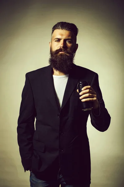 Bearded man with beer tin can — Stock Photo, Image