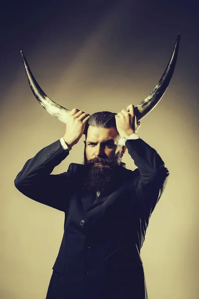 Homem bonito barbudo com chifres — Fotografia de Stock