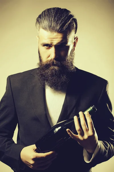Bearded man with wine bottle — Stock Photo, Image