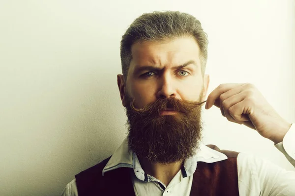 Homme barbu, brutal caucasien hipster avec le visage sérieux — Photo