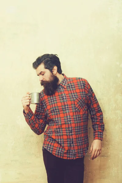 Homem de barba franzido com barba segurando caneca de metal — Fotografia de Stock