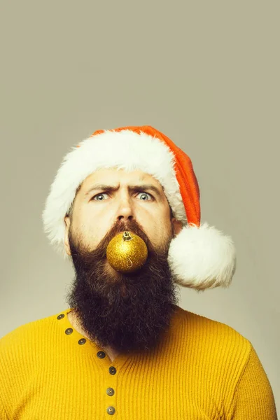 Hombre de año nuevo con bola de decoración —  Fotos de Stock